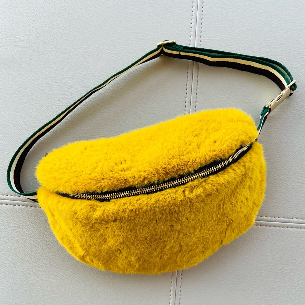 NWOT!
Baum und Pferdgarten
Large Size | Unisex
Faux fur belt bag
In Golden Rod